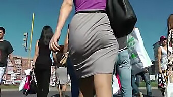 Uma Mulher Peituda Mostra Sua Bunda Grande De Fio Dental Na Rua.