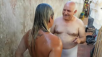 Idősebb Férfi Strandfürdőt Ad Fiatalabb Nőnek! Paty Butt - Grandpa El Toro De Oro - Cumshot