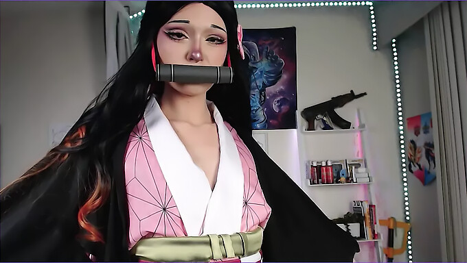 Tentáculos Famintos Por Porra De Nezuko São Preenchidos Em Vídeo Cosplay De Desenho Animado