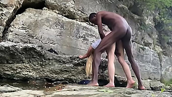 Interracial-Duo Lässt Sich Auf Outdoor-Sexvorschau Ein