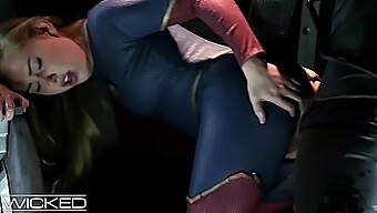 Superheroine ล่อนักวิทยาศาสตร์ด้วยการเล้าโลมทางทวารหนักและการกลืนลึก