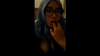 Indonesian Girl In Hijab Performs Oral Sex In Homemade Video 4