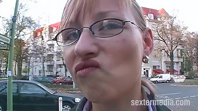 Dünne Sandra Bekommt In Der Öffentlichkeit Einen Blowjob