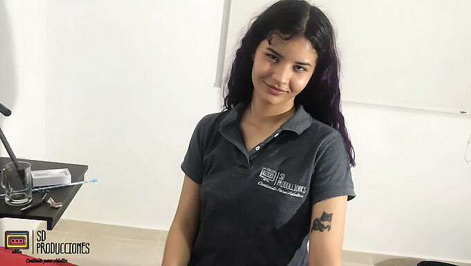 Une Adolescente Tatouée Séduit Son Demi-Frère Pour Une Baise Brutale Avant De Se Coucher