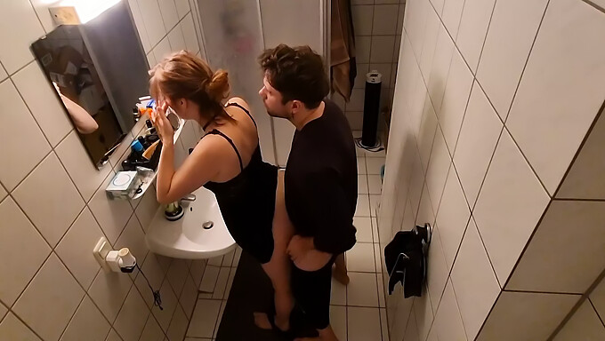 Belle-Mère Interrompt Le Sexe Dans La Salle De Bain Avec Son Demi-Frère