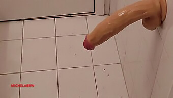 Penis Speelt In Het Toilet Met Een Speeltje