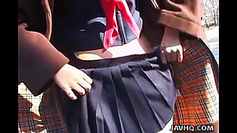 Adolescenta Japoneză Îmbrăcată Uniform Primește Penetrare Orală Și Vaginală Într-Un Cadru În Aer Liber