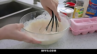 Garotas Adolescentes Desfrutam De Um Pau Grande Depois De Preparar O Jantar.