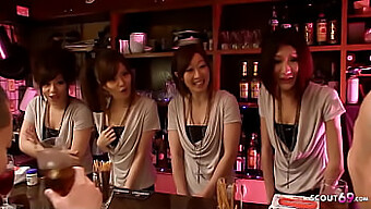 Orgie Sauvage Dans Un Club Japonais Avec De Petites Adolescentes Asiatiques