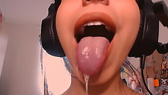 Échange Sensuel De Salive Dans Une Compilation Japonaise De Hentai