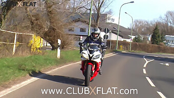 Une Babe Moto Se Fait Remorquer Et Profite D'Une Session Chaude