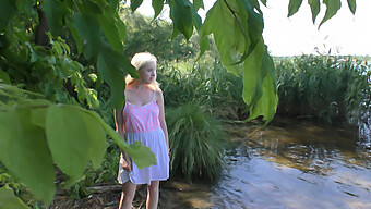 Rencontre Intense Au Bord De L'Eau Avec Une Jeune Blonde