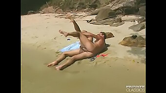 Busty Laura Palmer'S Retro Beach Bum Bounce