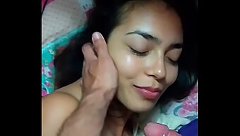 Seorang Remaja Latina Yang Menggoda Memberikan Blowjob Yang Menggemparkan Sambil Menikmati Beberapa Siri Tv Dengan Pasangannya.