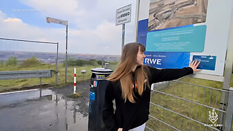 Tysk Tenårings Nærbilde I Et Offentlig Arkade