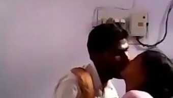 Pareja Sensual India Explora El Placer En El Hospital