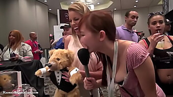 Ázijská Kráska Britney Amber A Teddylovebear Na Ae Expo