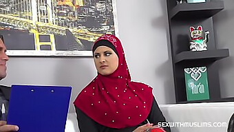 Σέξι Μουσουλμάνα Κοπέλα Με Hijabi Παίρνει Σκληρό Γαμήσι Από Τον Δικηγόρο Της