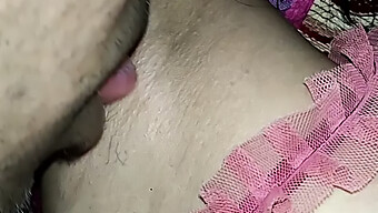 Une Jeune Fille Explore Le Plaisir Oral Avec Un Gros Clitoris