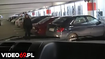 Remaja Poland Melakukan Fellatio Di Dalam Kereta Di Tempat Letak Kereta Pusat Membeli-Belah.