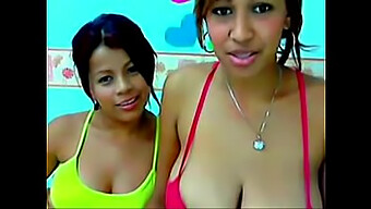 Due Donne Brasiliane, Dulce E Ana, Si Impegnano In Un Incontro Lesbico Sensuale Sul Sito Web Tastyycamz.Com. La Loro Conversazione È In Spagnolo E Una Di Loro, Dulci, Ha L'Apparecchio Ai Denti. Questo Video Mostra Momenti Intimi Tra Queste Due Signore In Un Ambiente Lesbica, Con Particolare Attenzione Alla Loro Eredità Brasiliana E Al Loro Background Di Lingua Spagnola.