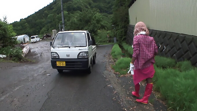 Nanami Takase Förförd Av Främlingar Och Får Sin Håriga Fitta Fylld Med Sperma