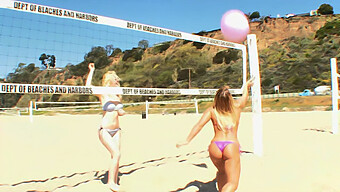 Jugadores Australianos De Voleibol De Playa Se Involucran En Sensuales Lamidas De Coño Y Dedos Para El Placer