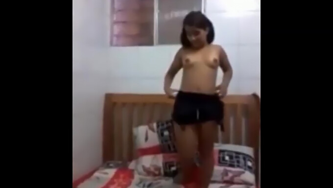 Seorang Gadis Yang Menawan Menunjukkan Tubuhnya Dan Memuaskan Dirinya Sendiri Untuk Kekasihnya Yang Direkam Dalam Video Gaya Amatir. Penarikan Strip Dan Kepuasan Diri.