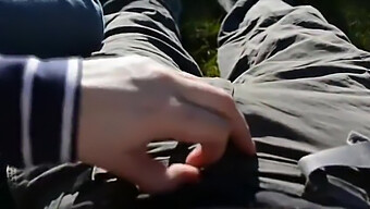 Outdoor-Handjob Führt Zu Orgasmus Und Cumshot