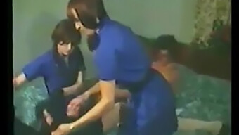 Vintage Haariges Girl Zeigt Ihre Fähigkeiten Im Klassischen Sexvideo