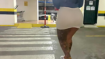 O Prazer Público De Uma Mulher Sem Identificação Leva Ao Clímax Em Um Estacionamento