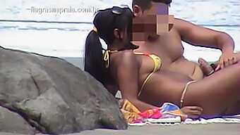 Pasangan Brunette Muda Menikmati Seks Di Luar Di Pantai