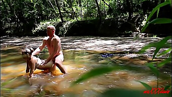 L'Incontro Nudo All'Aperto Di Una Milf Americana Nel Parco Di Houston.