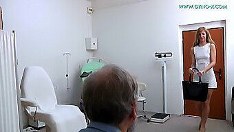 Barbras Intimer Besuch Im College-Gesundheitszentrum