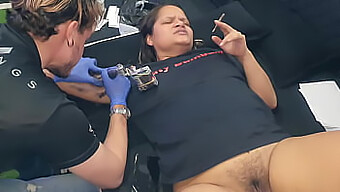 Een Vrouw Ruilt Seks In Voor Een Tatoeage Van Een Enthousiaste Kunstenaar. Een Authentieke Duitse Uitwisseling Van Inkt Voor Intimiteit.