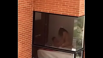 El Momento Íntimo De Una Joven Pareja Interrumpido Por Visitantes Sorpresa