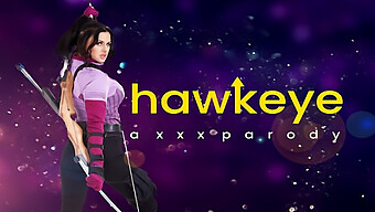 Cosplayster Hawkeye Kate Bishop Pronkt Met Haar Ruime Troeven En Bereidheid Om Expliciete Handelingen Te Verrichten.