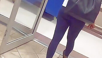 Süßes Negergirl In Engen Leggings Zeigt Ihre Vorzüge