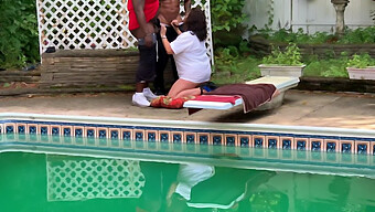 Isteri Matang Memberikan Blowjob Kepada Lelaki Kulit Hitam Di Kolam Renang