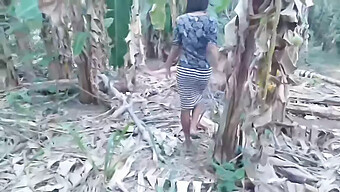 Remaja Sri Lanka Menjolok Diri Di Hutan