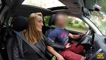 En Rødhåret Teenager Giver Et Blowjob Og Har Sex Med En Heldig Fyr I Bilen.