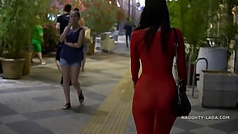 Milf Con Vestido Transparente Se Muestra En Público