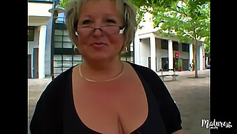 Fransk Milf Carole May Finder Tilfredsstillelse Med Erfaren Elsker