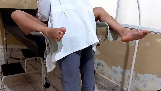 A Vagina De Um Paciente Latina É Examinada Por Um Médico Que Descobre Seu Tamanho E Potencial Para Relações Sexuais Em Um Vídeo Caseiro