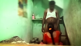 Gadis Tamil 18 Tahun Mencium Dan Mencumbu Dirinya Di Kamar Mandi Sambil Selingkuh Dengan Pamannya