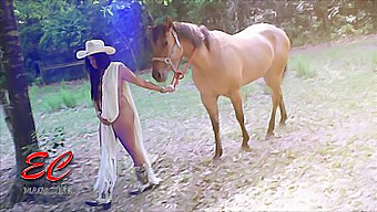 Candy Cavalga Na Posição De Cowgirl, Nua Com Peitos Naturais Em Exibição