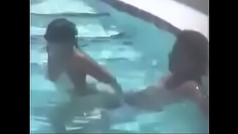 Pasangan Menikmati Permainan Anal Di Kolam Renang.