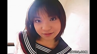 Eine Wunderschöne Japanische Teenagerin Bekommt In Einem Unzensierten Video Eine Gesichtsbesamung