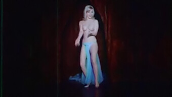 Vintage-Amerikanische Burlesque-Darstellerin Zeigt Ihre Unersättlichen Vorzüge Und Neckt Den Tanzstil