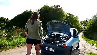 Amadores Poloneses Têm Um Encontro Apaixonado Em Um Carro